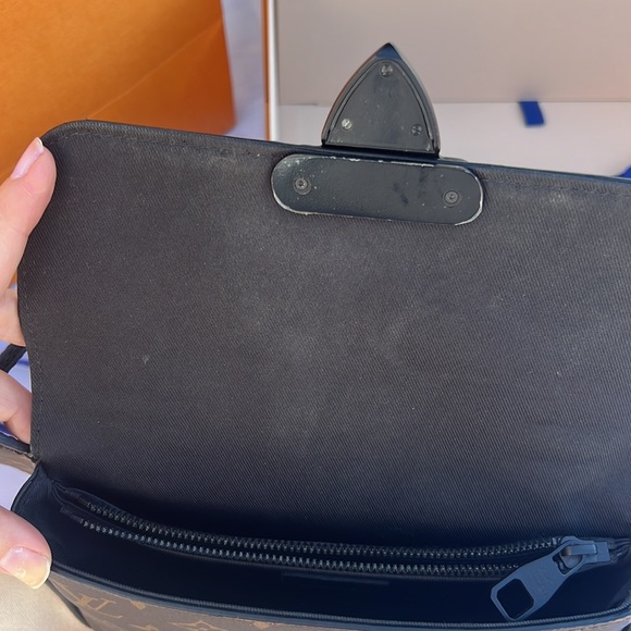 Louis Vuitton men’s cross body bag. S Lock -Sling. Neiman Marcus 2022. - Picture 7 of 16